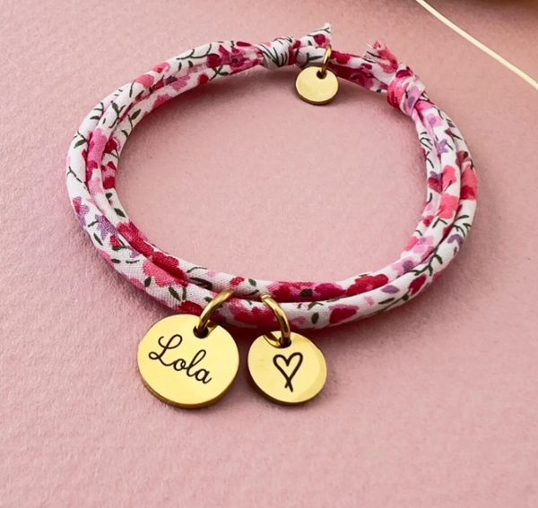Bijou Floral avec Jetons Gravés – Bracelet Double Tour Personnalisable